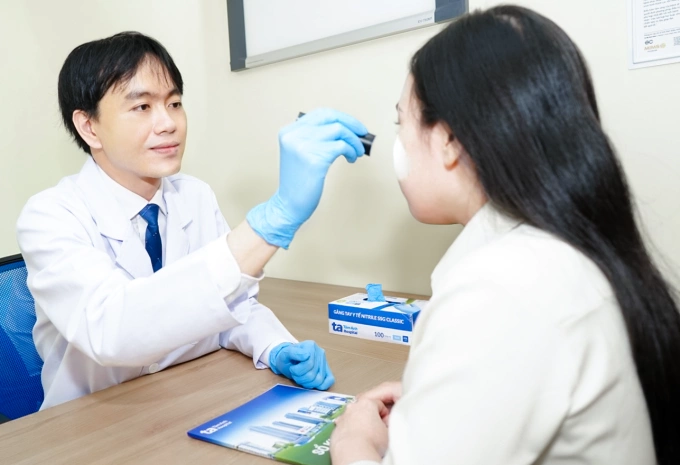 Bác sĩ Thiện khám da cho người bệnh. Ảnh minh họa: Bệnh viện Đa khoa Tâm Anh