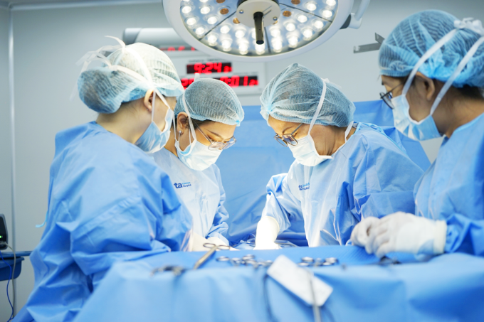 Các bác sĩ phẫu thuật bóc khối u buồng trứng phải cho chị Linh. Ảnh: Bệnh viện Đa khoa Tâm Anh