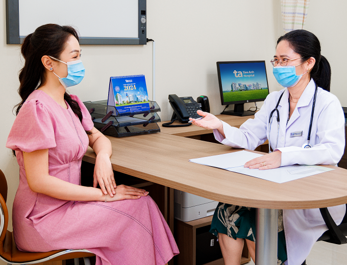 Bác sĩ Mai Khuê tư vấn cho người bệnh hô hấp. Ảnh: Phòng khám Đa khoa Tâm Anh Quận 7