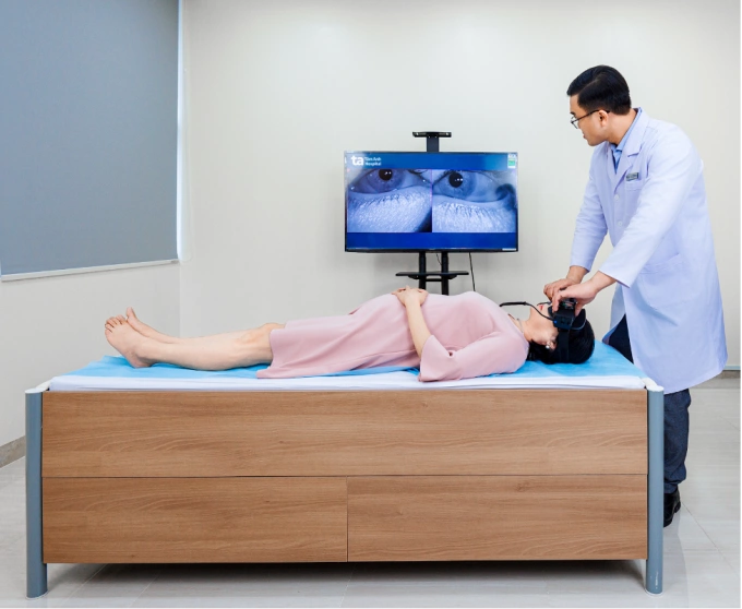 Chị Kim được kiểm tra chức năng phản xạ tiền đình mắt. Ảnh: Phòng khám Đa khoa Tâm Anh Quận 7