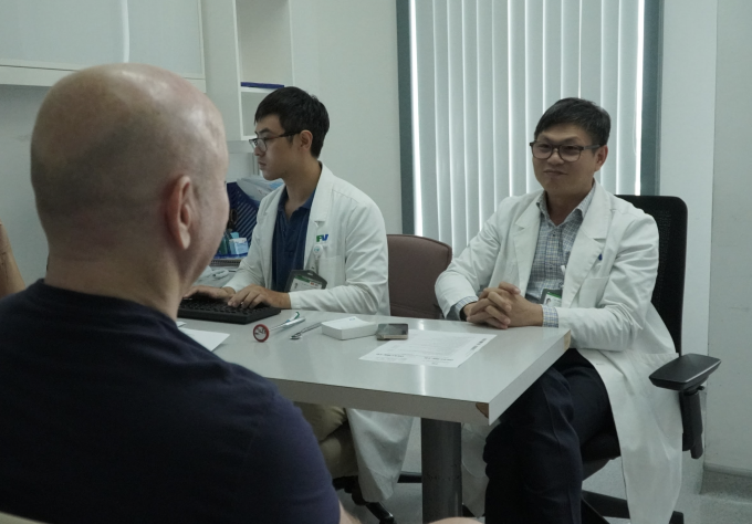 Ông F. tái khám với bác sĩ Lương Anh (Bệnh viện FV), tình hình sức khỏe ổn định. Ảnh: FV