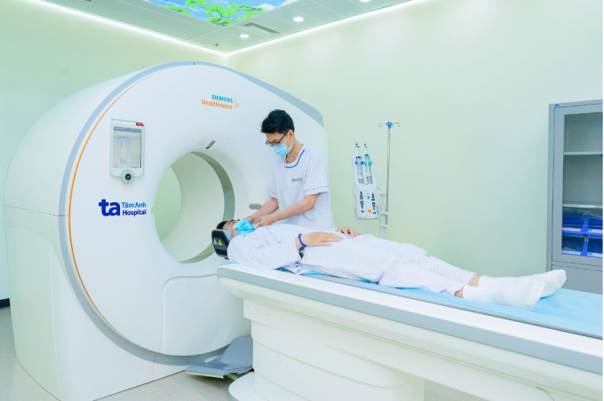 Kỹ thuật viên chuẩn bị trước khi chụp CT cho người bệnh. Ảnh: Bệnh viện cung cấp