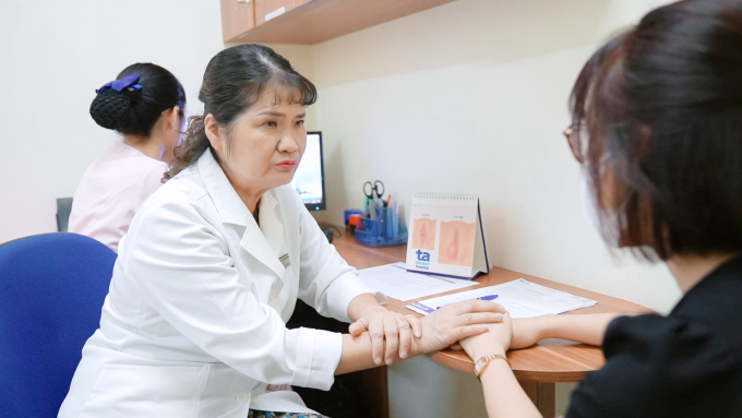 PGS Hồng đang tư vấn cho một sản phụ. Ảnh: Bệnh viện Đa khoa Tâm Anh