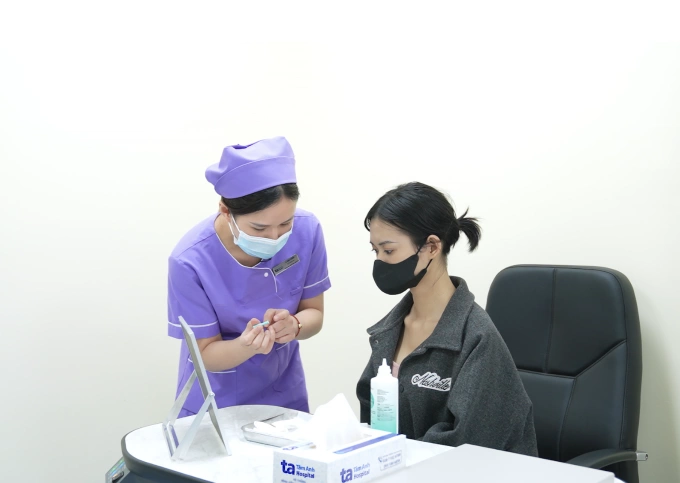 Nhân viên y tế hướng dẫn sử dụng kính tiếp xúc cho người bệnh giác mạc chóp. Ảnh minh họa: Bệnh viện Đa khoa Tâm Anh