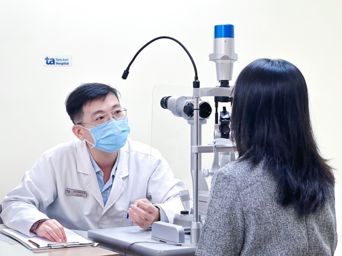 Bác sĩ Tùng tư vấn khám mắt cho một phụ nữ. Ảnh: Bệnh viện Đa khoa Tâm Anh