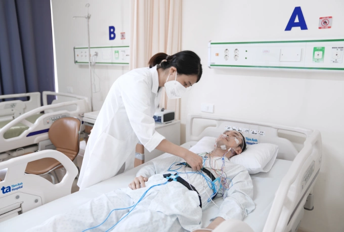 Bác sĩ Thơm thực hiện đo đa ký giấc ngủ, kiểm tra tình trạng ngưng thở khi ngủ. Ảnh: Bệnh viện Đa khoa Tâm Anh