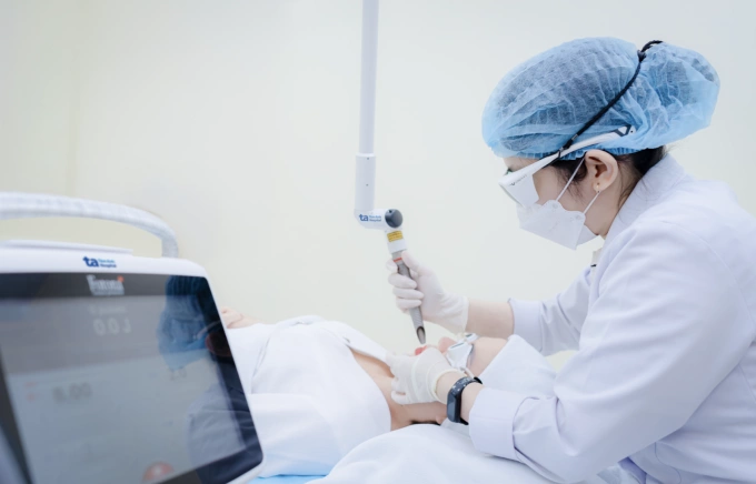 Bác sĩ sử dụng laser 4D trị thâm môi cho người bệnh. Ảnh minh họa: Bệnh viện Đa khoa Tâm Anh