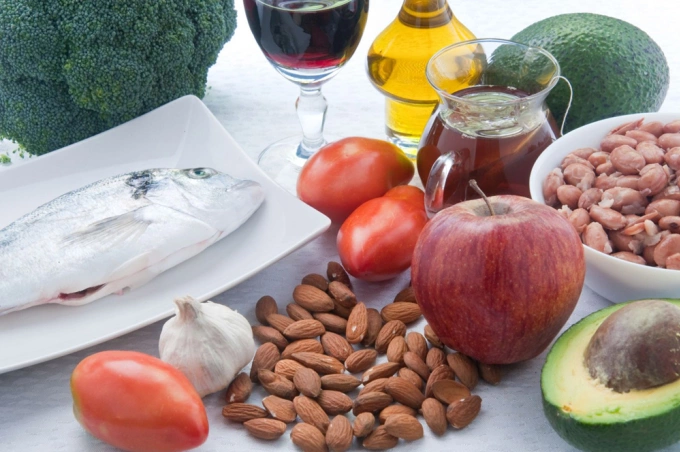 Táo, bơ, cà chua, các loại hạt... là những thực phẩm giúp giảm cholesterol một cách tự nhiên. Ảnh minh họa: Harvard Health Publishing