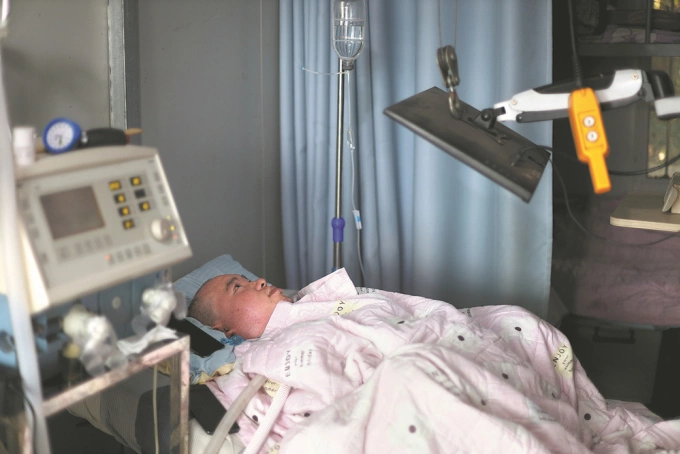Li Xia điều hành trang trại khi đang nằm trên giường, xung quanh là máy thở. Ảnh: China Daily