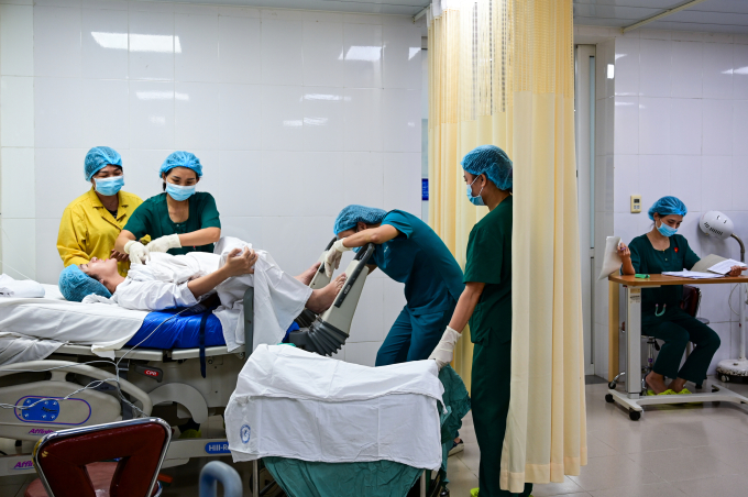 Bà Hà (áo vàng) kề bên trong giờ phút con gái vượt cạn tại Bệnh viện Phụ sản Trung ương. Ảnh: Giang Huy