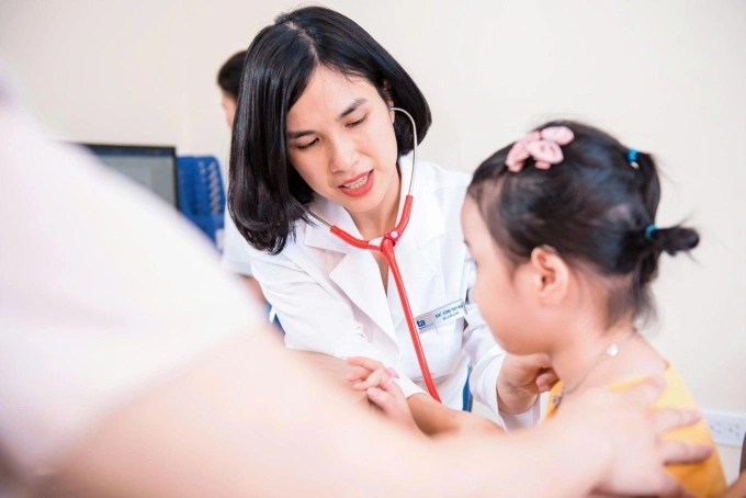 Bác sĩ đang thăm khám cho một bệnh nhi. Ảnh: Bệnh viện Đa khoa Tâm Anh