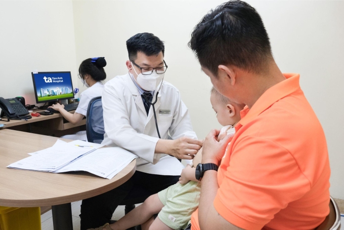 Bác sĩ Châu đang khám cho bệnh nhi. Ảnh minh họa: Bệnh viện Đa khoa Tâm Anh
