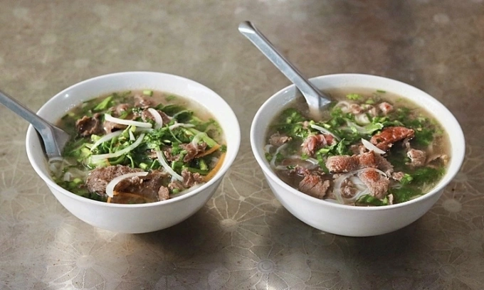 Phở chứa hàm lượng muối cao, nên cân đối khi ăn. Ảnh: Quỳnh Mai