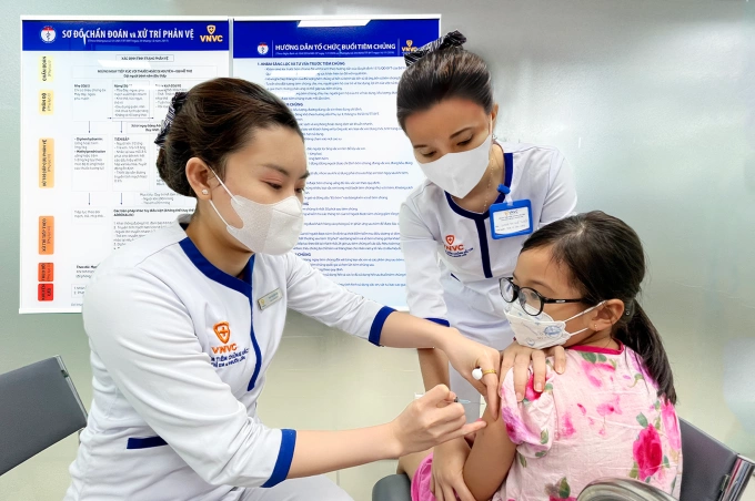 Bé Tú Anh, hơn 9 tuổi tiêm vaccine ngừa 4 chủng HPV tại Trung tâm VNVC Nguyễn Duy Trinh 2, phường Long Trường, TP HCM, chiều 4/9. Ảnh: Diệu Thuần