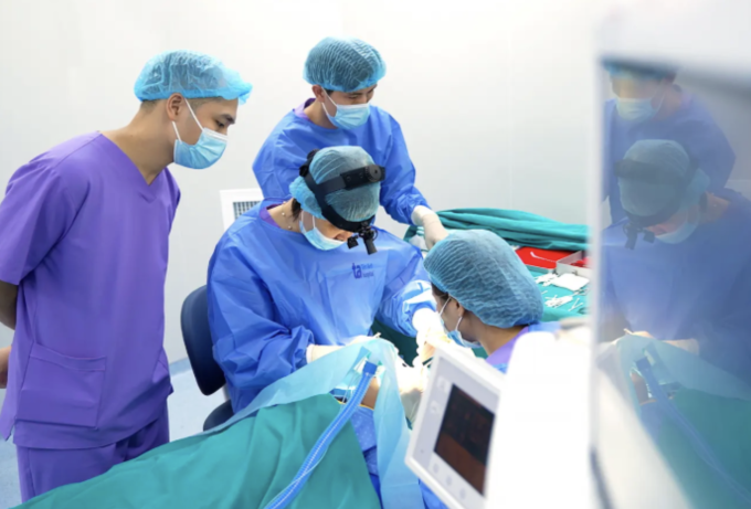 Bác sĩ phẫu thuật điều trị lác cho trẻ em. Ảnh: Bệnh viện Đa khoa Tâm Anh