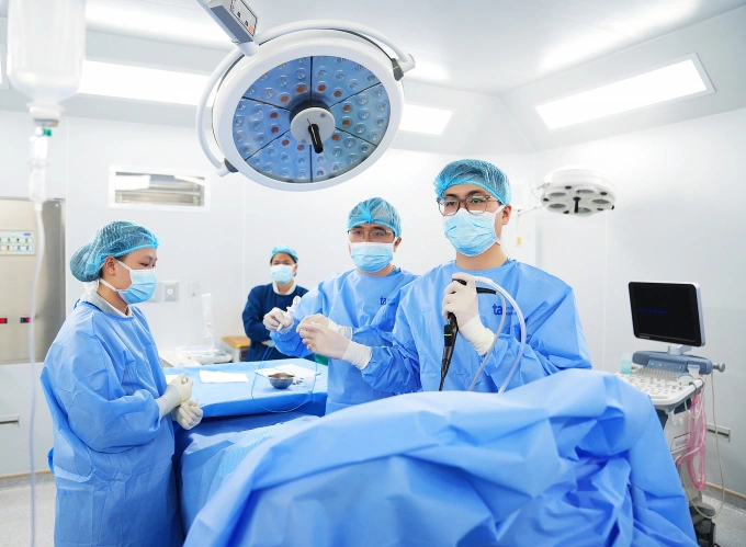 Êkíp bác sĩ nội soi điều trị người bệnh bị tràn dịch màng phổi Ảnh minh họa: Bệnh viện Đa khoa Tâm Anh