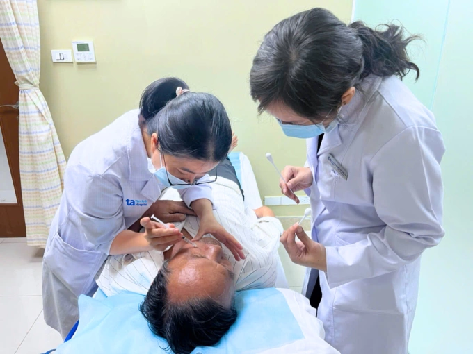 Bác sĩ tiêm botulinum toxin cho người bệnh co thắt nửa mặt. Ảnh: Bệnh viện Đa khoa Tâm Anh