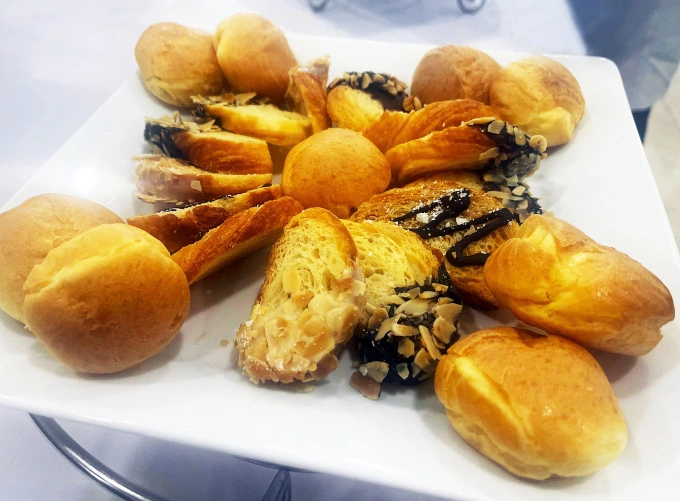 Ăn nhiều thực phẩm chứa nhiều đường và tinh bột tinh chế dễ gây tích mỡ nội tạng, mất kiểm soát cân nặng. Ảnh: Ly Nguyễn