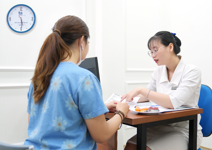Chuyên viên dinh dưỡng Hồng Vân tư vấn chế độ ăn cho người bệnh. Ảnh minh họa: Bệnh viện Đa khoa Tâm Anh
