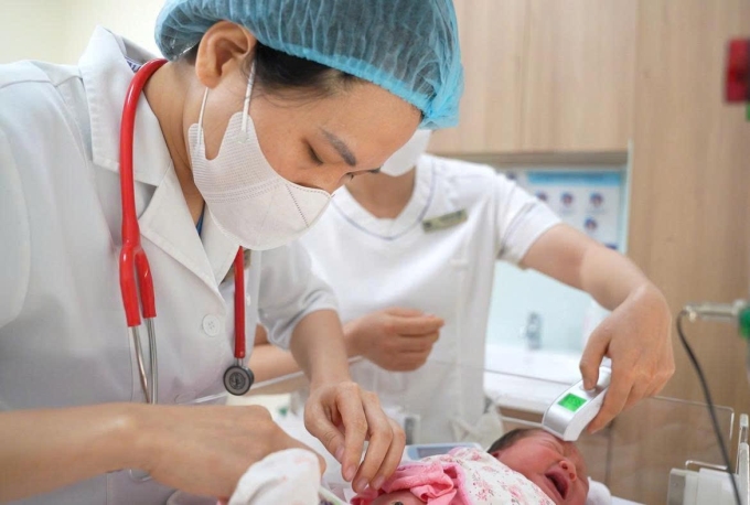 Một em bé sơ sinh đang được các bác sĩ kiểm tra sức khỏe. Ảnh minh họa: Bệnh viện Đa khoa Tâm Anh