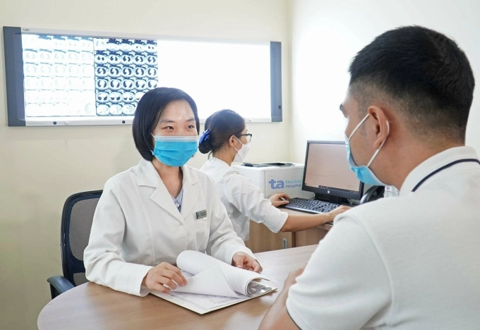 Bác sĩ tư vấn cho bệnh nhân khó thở. Ảnh: Bệnh viện Đa khoa Tâm Anh