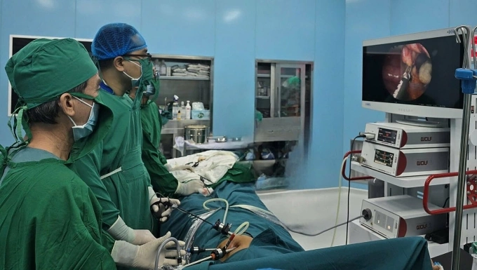 Kíp bác sĩ phẫu thuật và gây mê của Bệnh viện Bình Dân cùng các y bác sĩ Trung tâm Y tế Quân dân Y Côn Đảo chuẩn bị cho ca phẫu thuật nội soi đầu tiên tại Côn Đảo. Ảnh: Sở Y tế TP HCM