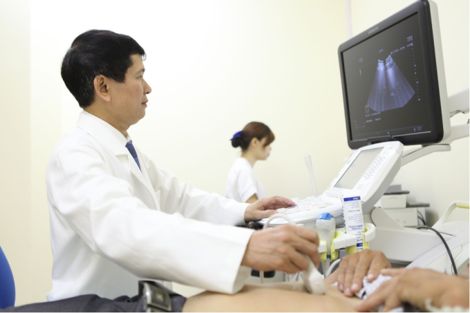 Bác sĩ siêu âm kiểm tra gan cho người bệnh. Ảnh: Bệnh viện Đa khoa Tâm Anh