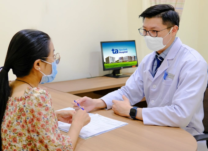 Bác sĩ Sỹ tư vấn cho người bệnh. Ảnh minh họa: Bệnh viện Đa khoa Tâm Anh