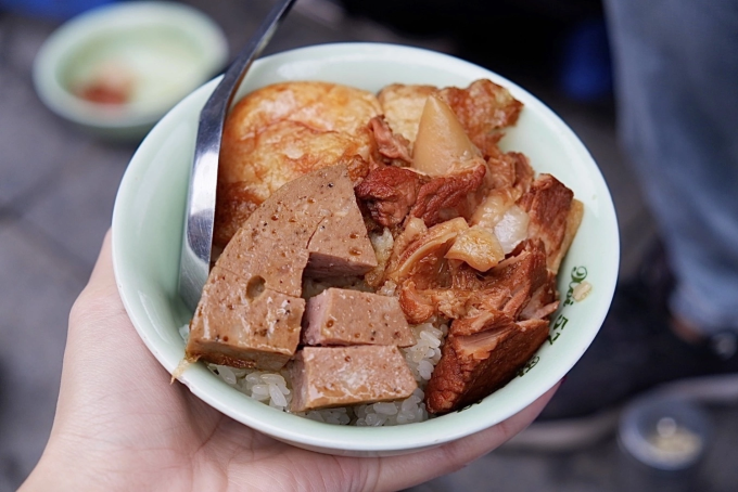 Xôi hay đồ chiên rán, kho, nhiều dầu mỡ có thể gây tăng đường huyết buổi sáng. Ảnh: Lan Hương