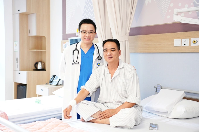 Anh Hào chụp ảnh cùng bác sĩ Hiệp trước khi xuất viện. Ảnh: Bệnh viện cung cấp