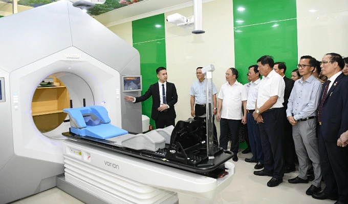 Lãnh đạo Bộ Y tế và các chuyên gia tham quan hệ thống xạ trị tại bệnh viện. Ảnh: Như Ý