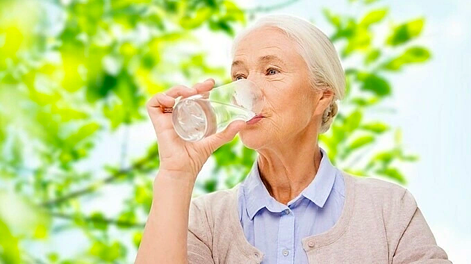 Thiếu nước - 'sát thủ' thầm lặng ở người cao tuổi