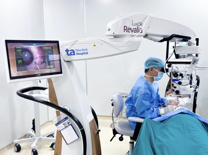 Bác sĩ thực hiện kỹ thuật mổ Phaco thay thủy tinh thể cho người bệnh. Ảnh: Bệnh viện Đa khoa Tâm Anh