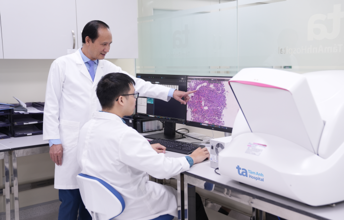 Xét nghiệm mô bệnh học và hóa mô miễn dịch cho bệnh nhân ung thư. Ảnh: Bệnh viện Đa khoa Tâm Anh