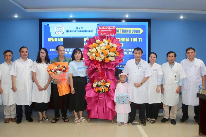 Bệnh nhi 6 tuổi được xuất viện sau ca ghép tủy. Ảnh: Lan Hương