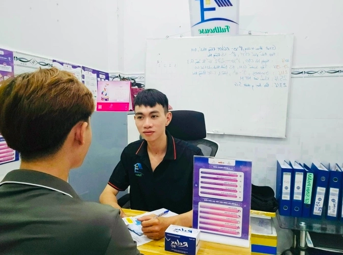 Đại diện một tổ chức xã hội ở Đồng Nai cung cấp dịch vụ phòng chống HIV/AIDS cho khách hàng. Ảnh:Cục Phòng chống HIV/AIDS