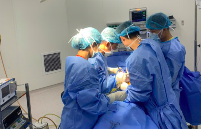 Các bác sĩ phẫu thuật cho bệnh nhân. Ảnh: Thanh Xuân