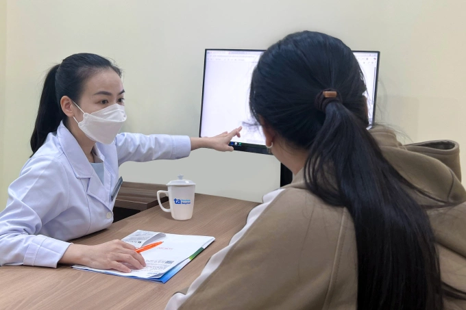 Bác sĩ Duy tư vấn phương pháp điều trị nấm da cho chị Ánh. Ảnh: Bệnh viện Đa khoa Tâm Anh