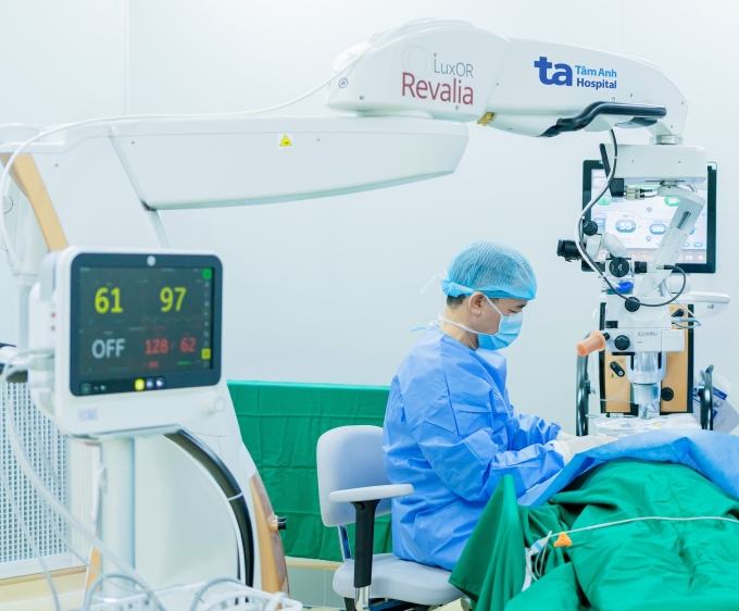 Bác sĩ thay thủy tinh thể cho người bệnh. Ảnh minh họa: Bệnh viện Đa khoa Tâm Anh