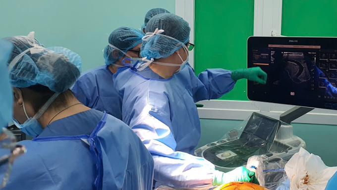 Các y bác sĩ can thiệp cho thai phụ. Ảnh: Bệnh viện cung cấp