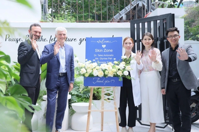 Đội ngũ Skin Zone chụp ảnh lưu niệm cùng TS.BS Tateo Antonello (thứ hai từ trái qua) - chuyên gia đào tạo toàn cầu của IBSA, đại diện hãng IBSA (ngoài cùng bên trái) và Neoasia. Ảnh: Skin Zone