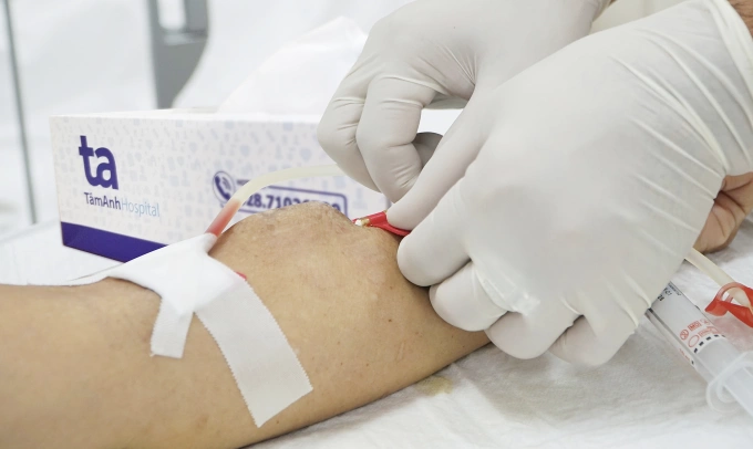 Bác sĩ thực hiện lọc máu cho một người bệnh HIV. Ảnh minh họa: Bệnh viện Đa khoa Tâm Anh