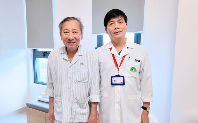 Ông Phạm Tân sau 3 ngày phẫu thuật và PGS.TS.BS Nguyễn Xuân Hùng. Ảnh: Bệnh viện cung cấp