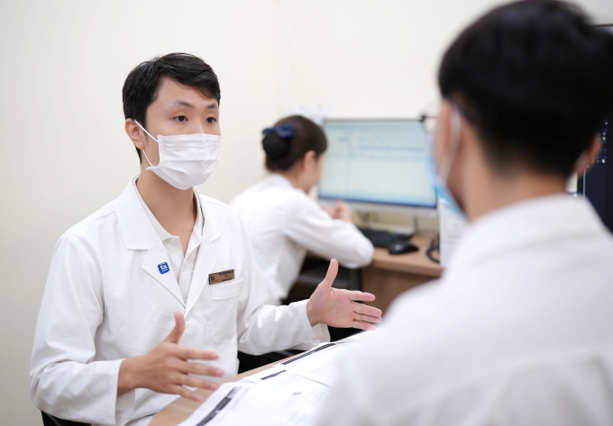 Bác sĩ Huy đang khám cho bệnh nhân. Ảnh: Bệnh viện Đa khoa Tâm Anh