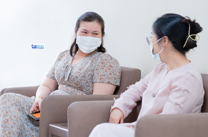 Bà Minh và chị Liên đến khám tại Bệnh viện Đa khoa Tâm Anh. Ảnh: Bệnh viện cung cấp