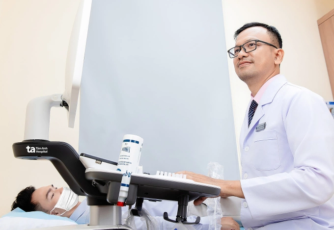 ThS.BS Lê Đăng Khoa siêu âm khám sức khỏe sinh sản cho nam giới. Ảnh minh họa: Nguyễn Thắng
