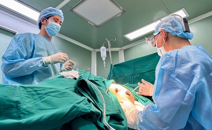 Các bác sĩ phẫu thuật cho người phụ nữ 31 tuổi. Ảnh: Bệnh viện cung cấp