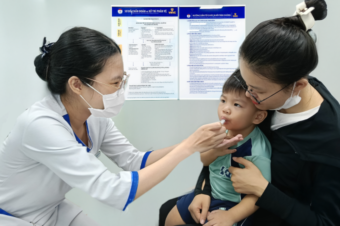 Trẻ uống vaccine ngừa bệnh tả tại Hệ thống Tiêm chủng VNVC. Ảnh: Hoàng Dương