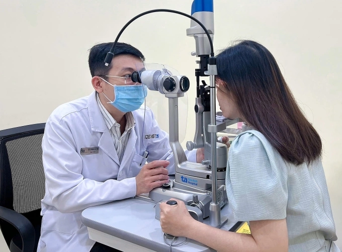 Bác sĩ Tùng kiểm tra mắt cho người bệnh. Ảnh minh họa: Bệnh viện Đa khoa Tâm Anh