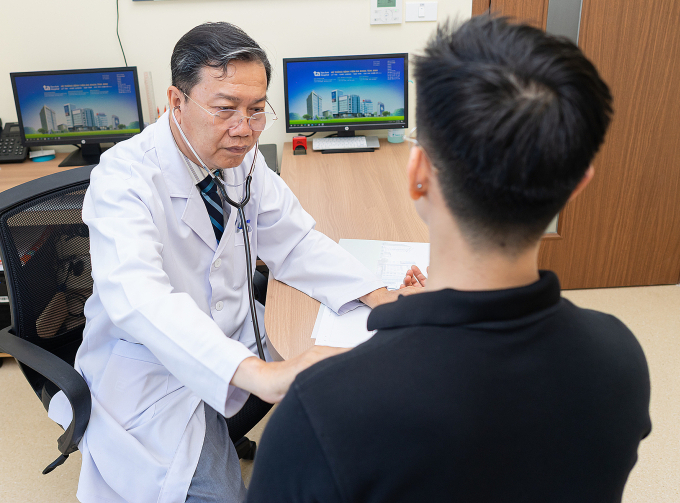 Bác sĩ Quang Minh đang khám cho người người bệnh. Ảnh minh họa: Bệnh viện Đa khoa Tâm Anh